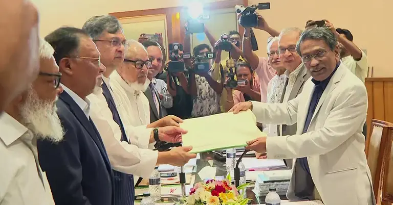 জাতীয় সংসদ ভবনের এলডি হলে ঐকমত্য কমিশনের সঙ্গে বিএনপির প্রতিনিধি দলের বৈঠকের একটি মুহূর্ত
